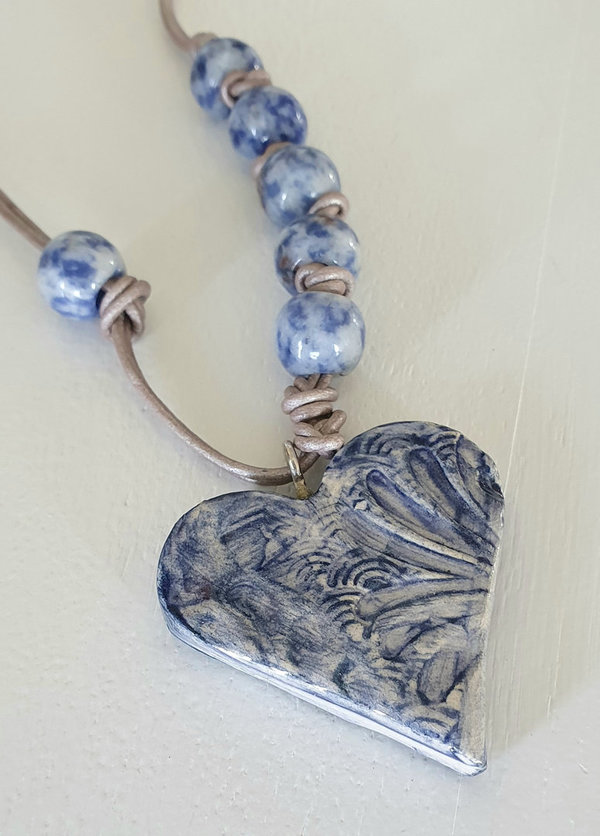 Ketting met edelstenen, blauwe Jaspis en Keramiek hart, Reiki opgeladen