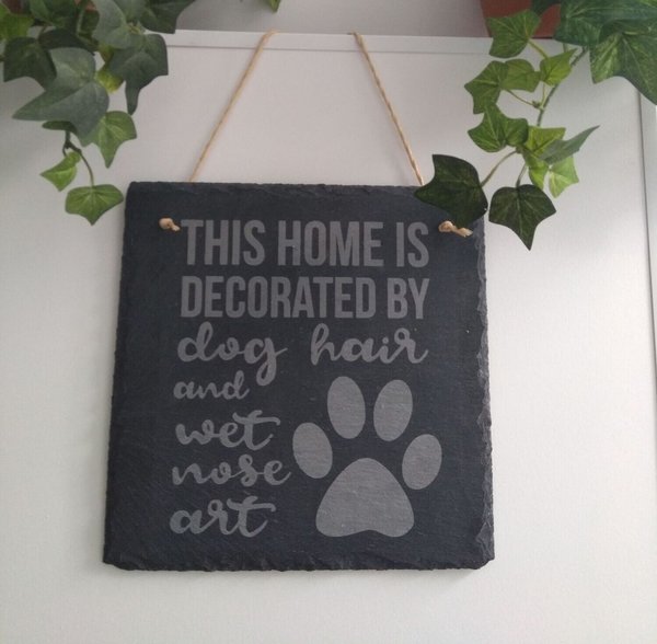 Leisteen wandbordje "This home is decorated by dog hair"