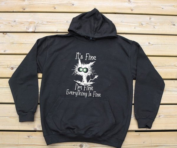 Zwarte hoodie bedrukt met tekst "It's fine", bedrukt textiel