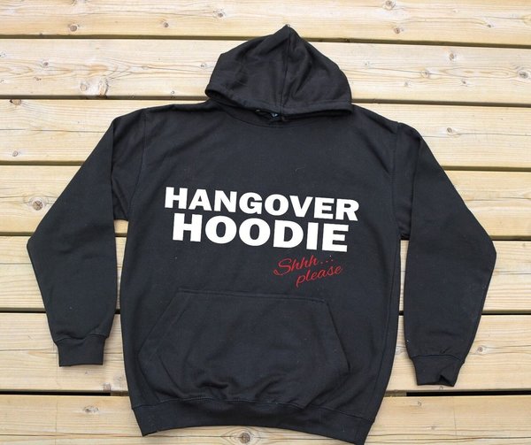 Zwarte hoodie bedrukt met tekst "Hangover", bedrukt textiel
