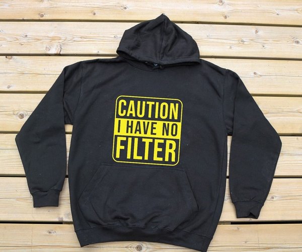 Zwarte hoodie bedrukt met tekst "No filter", bedrukt textiel