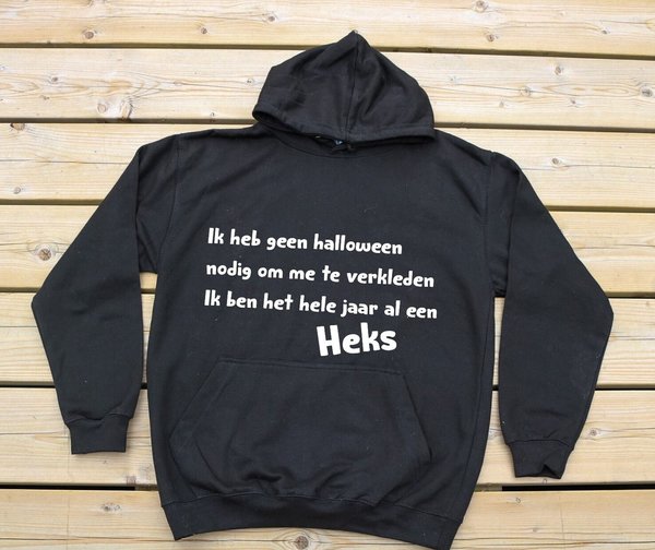 Zwarte hoodie bedrukt met tekst "Halloween heks", bedrukt textiel