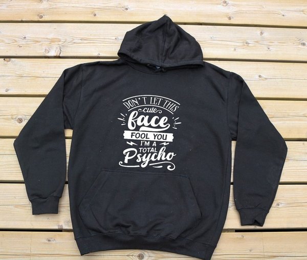 Zwarte hoodie bedrukt met tekst "Cute face Psycho", bedrukt textiel
