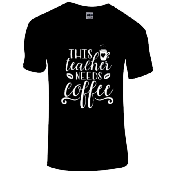 Heren shirt met grappige tekst "This Teacher needs coffee", bedrukt textiel, Juffendag