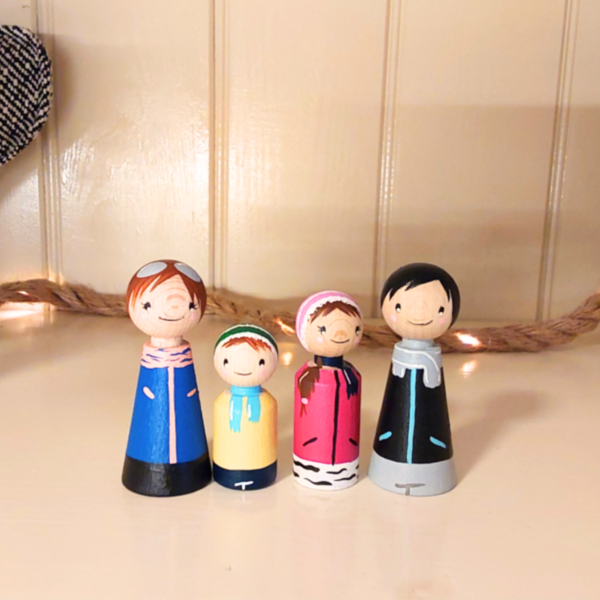 Peg Doll "Winterset familie", Peg Dolls, houten popjes (set van 4)